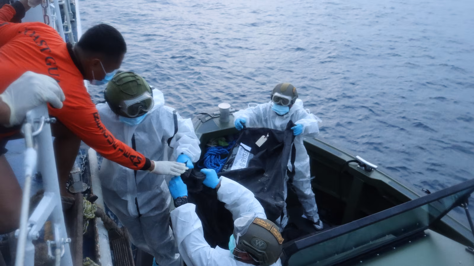 Cuerpos de un ferry filipino carbonizado llegan a puerto tras un incendio que dejó al menos 35 muertos