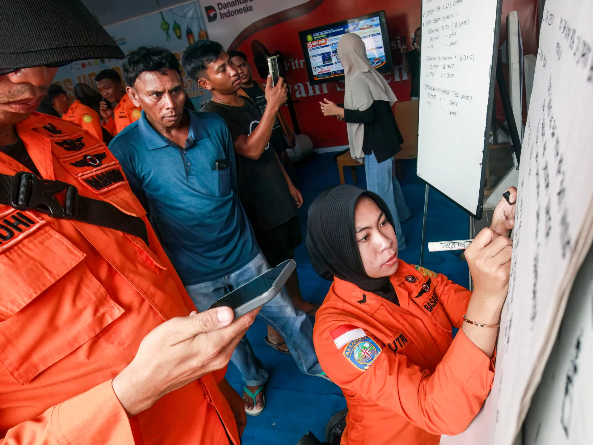 Buscan a 140 personas tras el hundimiento de un barco de pasajeros en Indonesia