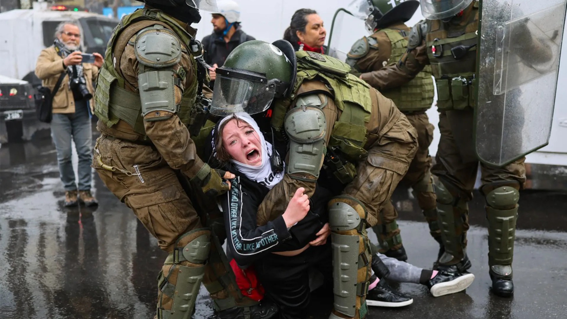Chilenos se enfrentan por el legado del golpe militar del 11 de septiembre