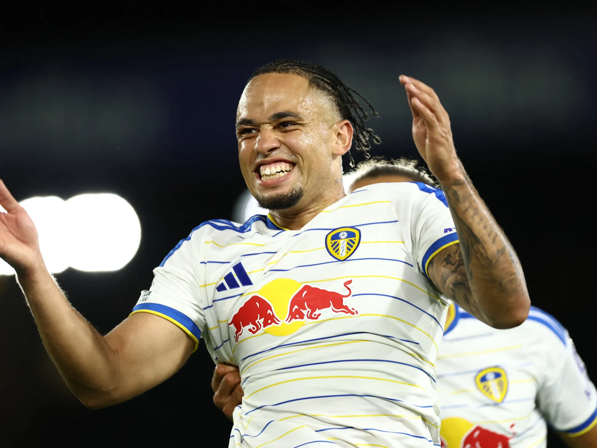 El Leeds United golea 4-1 al Newcastle y asciende al tercer puesto en la Premier League