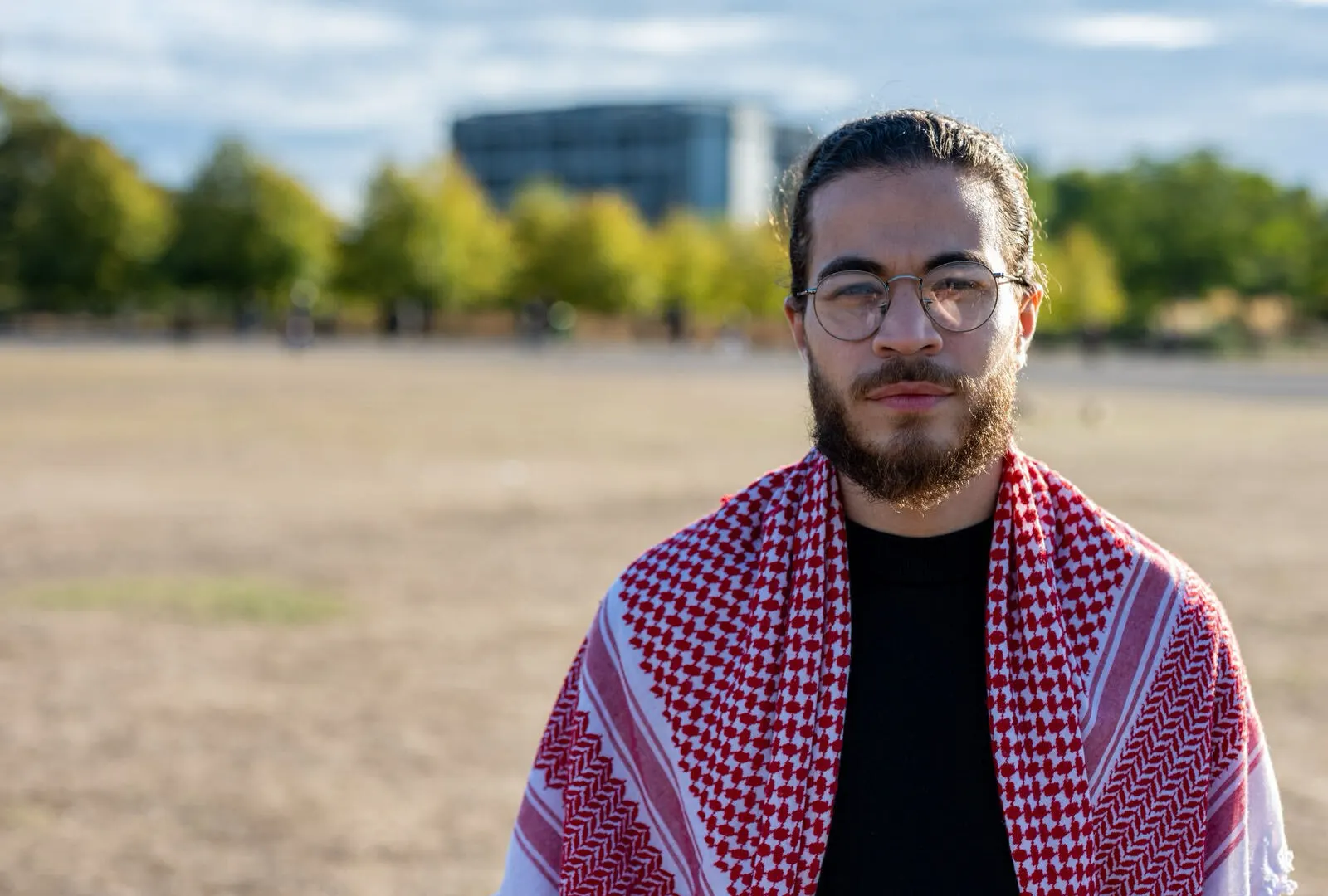 Estudiante propalestino suspendido por el King's College de Londres regresa al campus