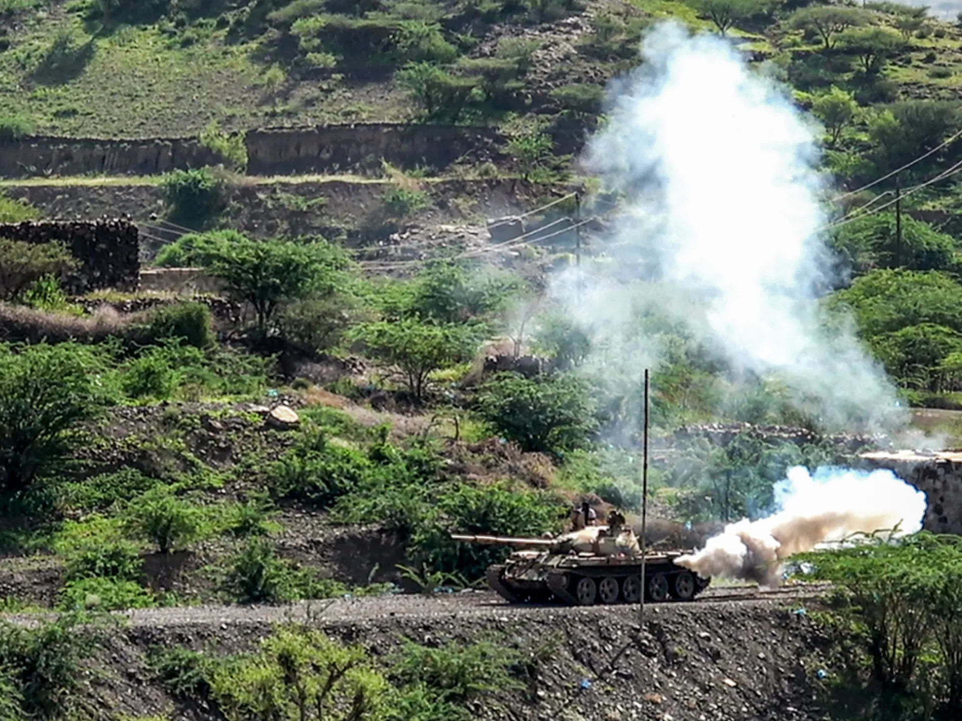Fuerzas yemeníes atacan a los hutíes y a una base saudí mientras EE. UU. descarta un papel directo