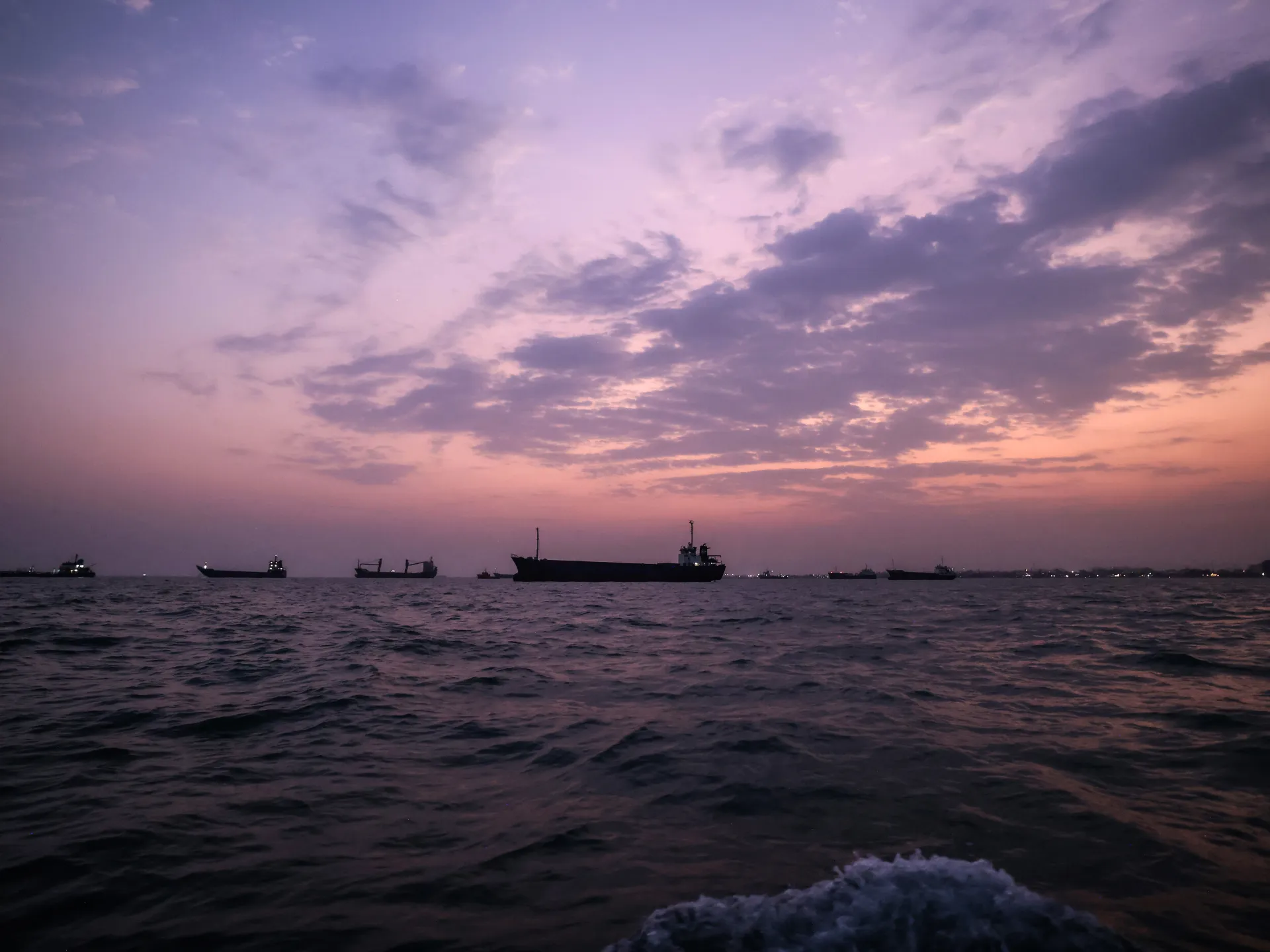 Guerra con Irán en directo: el CGRI ataca una embarcación no tripulada de EE. UU. en Ormuz; dos barcos impactados