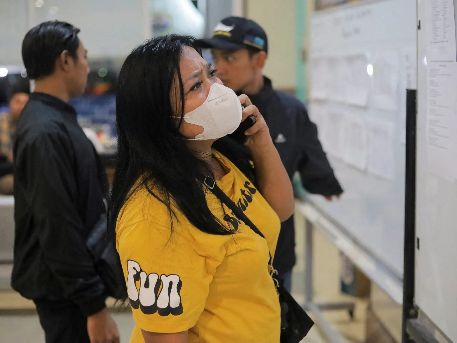 Indonesia intensifica la búsqueda de 129 desaparecidos tras el naufragio de un barco