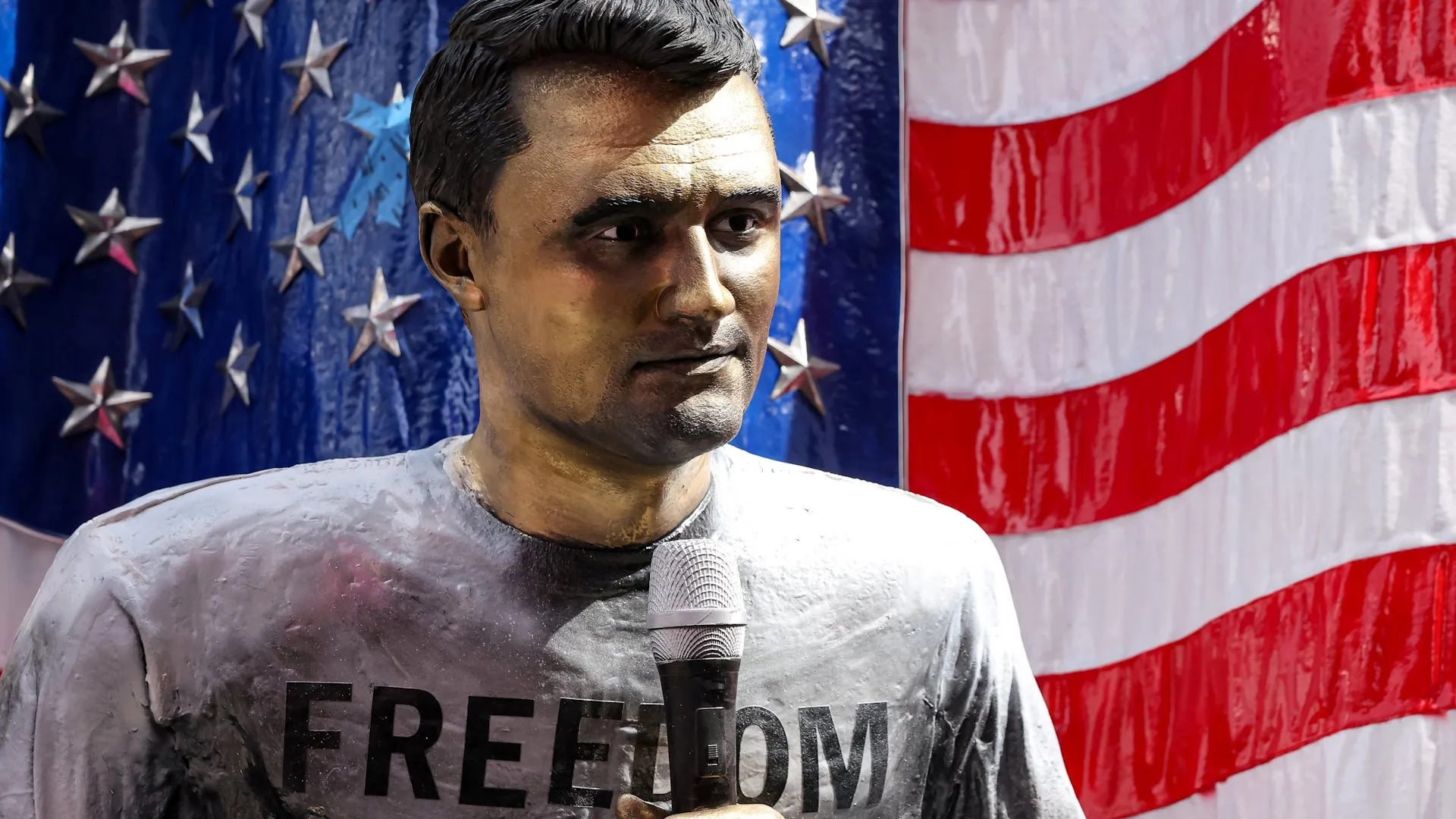 La inauguración de una estatua de Charlie Kirk desata el caos en Times Square