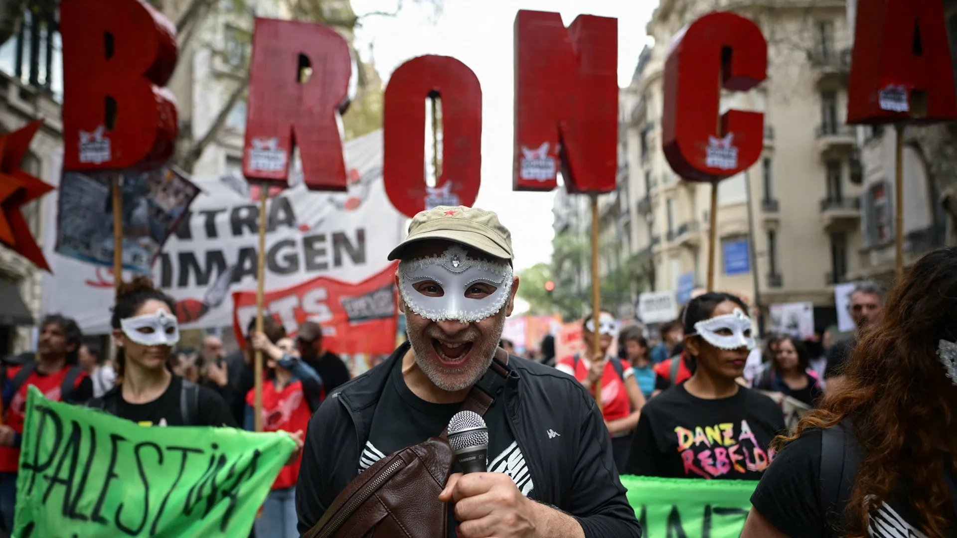 La izquierda argentina realiza la 'Marcha de la Furia' contra las medidas de ajuste de Milei