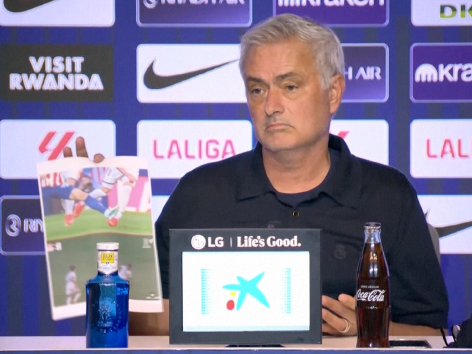 Mourinho arremete contra los árbitros en rueda de prensa tras la derrota del Real Madrid en el derbi