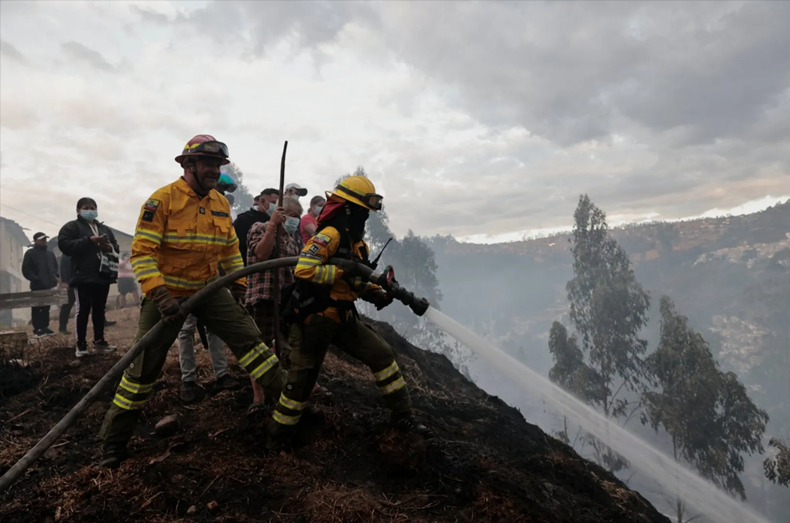 Residentes ayudan a combatir incendios forestales que amenazan viviendas en la capital de Ecuador