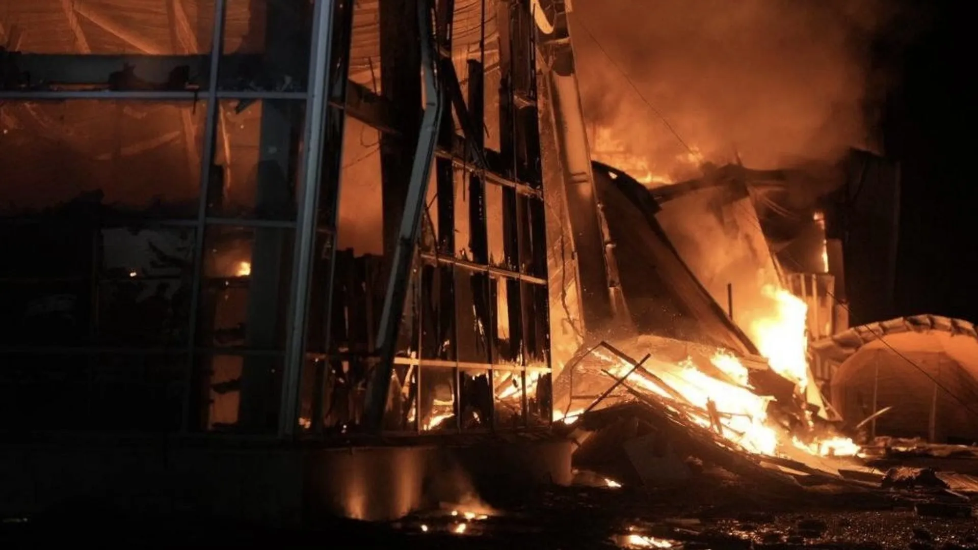 Un incendio arrasa un centro comercial en Zaporiyia tras un ataque ruso