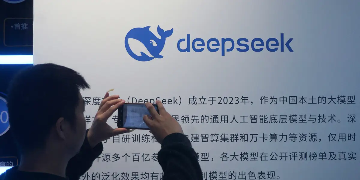 La publicación viral de un ingeniero de DeepSeek sobre el talento, el poder y la humanidad ofrece una rara visión del trabajo en los laboratorios de IA de la frontera en China