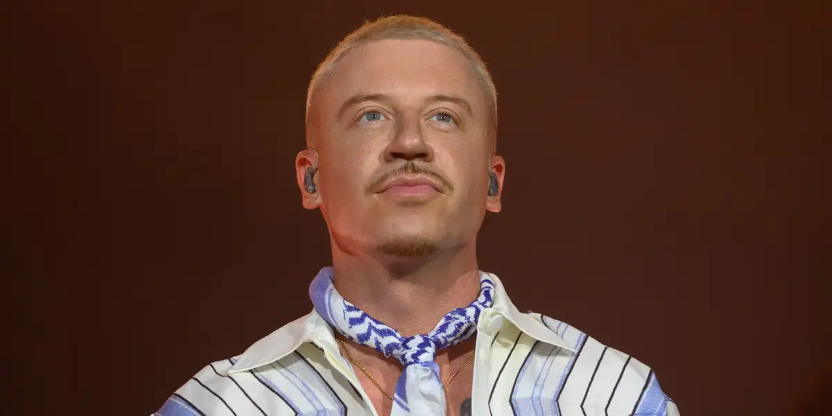 Macklemore dice que Robert Kraft logró que lo expulsaran de la gira de Ed Sheeran tras sus comentarios sobre los territorios palestinos