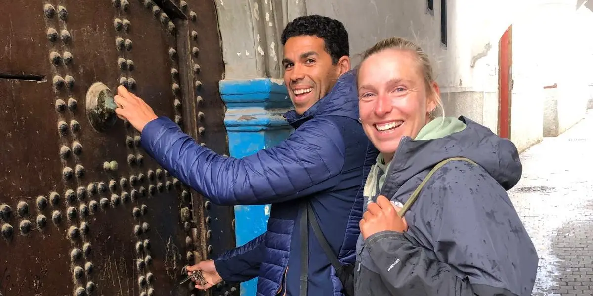 Me enamoré de mi instructor de surf en Marruecos. Nos casamos y convertimos un riad abandonado en un hotel.
