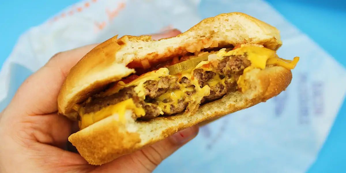 Probamos y clasificamos las hamburguesas con queso dobles de comida rápida