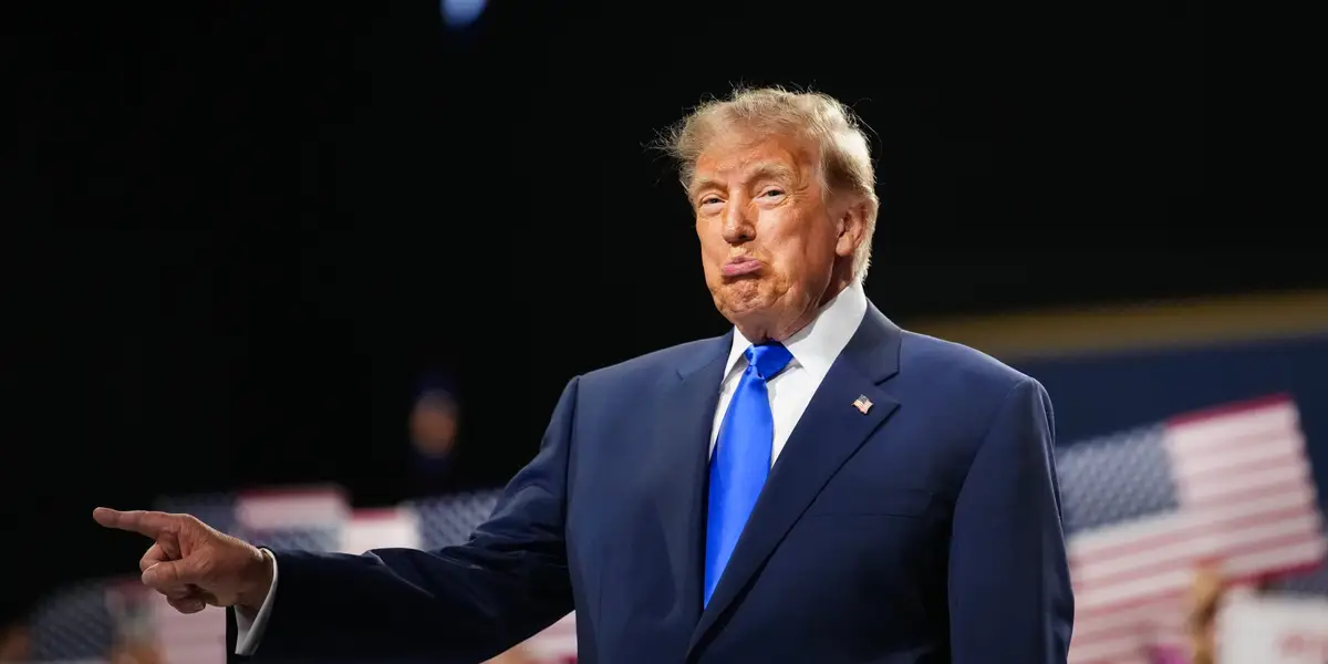 Resulta que de verdad solo hay que pedirlo: Trump dice que eliminará los aranceles al whisky irlandés tras su visita a Irlanda