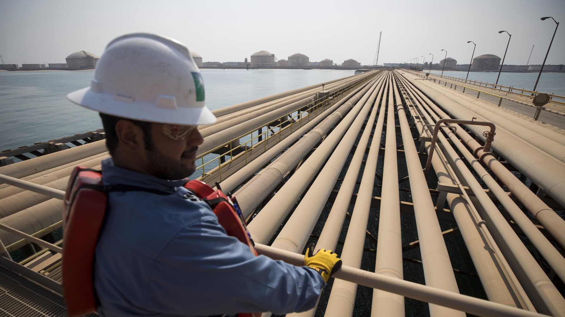 Los precios del petróleo caen fuertemente tras fuertes ganancias semanales por encima de los 100 dólares