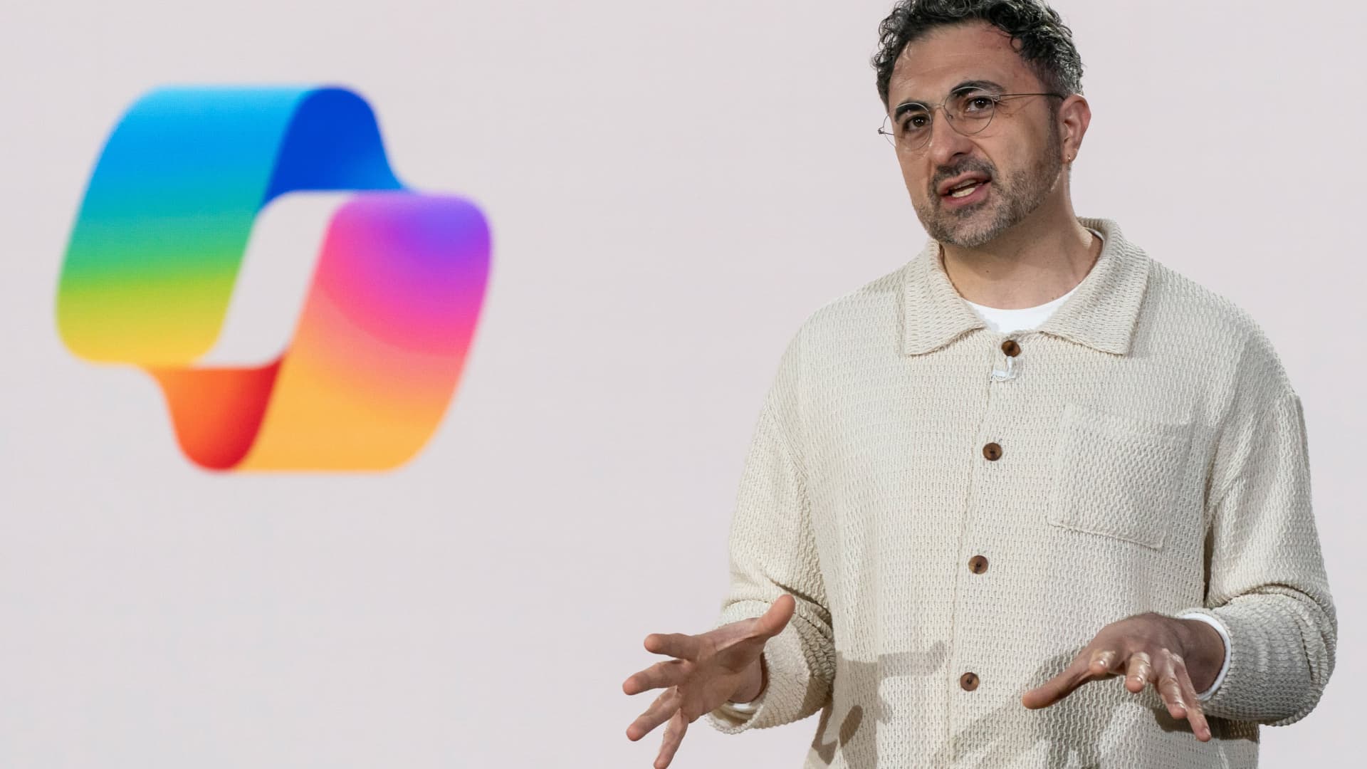 Microsoft establece límites para futuros modelos de IA mientras la industria frena el desarrollo fronterizo