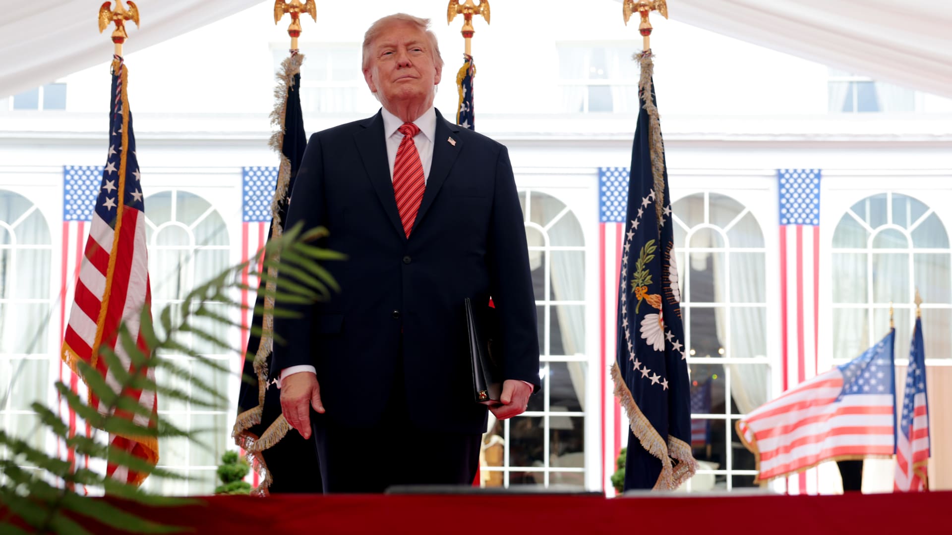 Trump dice que EE. UU. podría quedarse con el petróleo iraní 'como en Venezuela' mientras se estancan las conversaciones sobre Ormuz