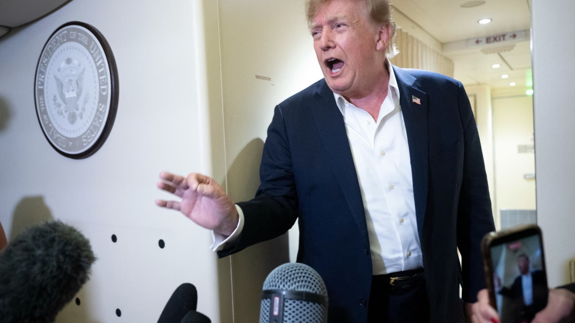 Trump dice que no hay necesidad de más regulación de la IA y arremete contra el director ejecutivo de Anthropic, Dario Amodei