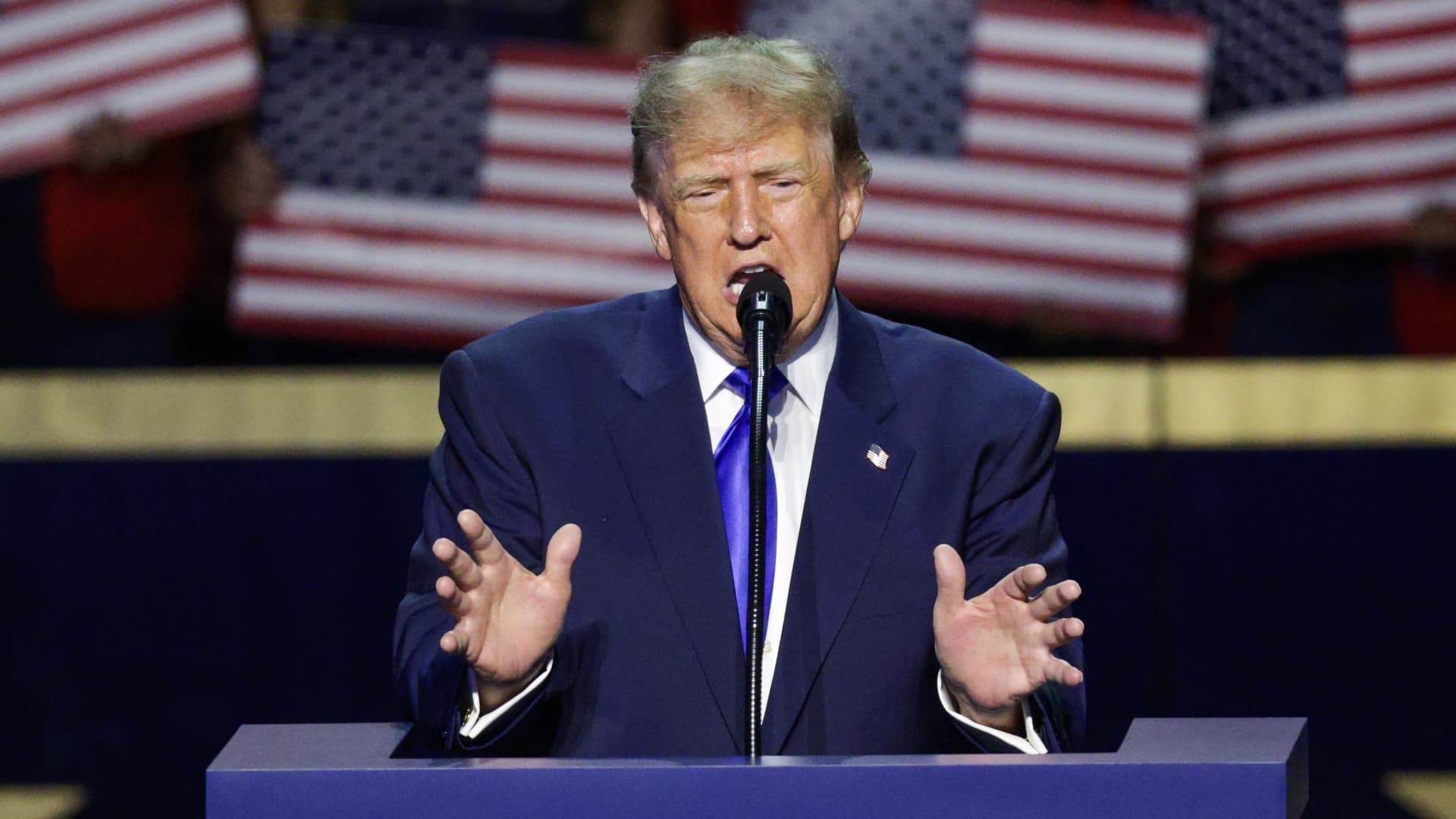 Trump dice que no se arrepiente de haber iniciado la guerra con Irán mientras EE. UU. aumenta la presión económica