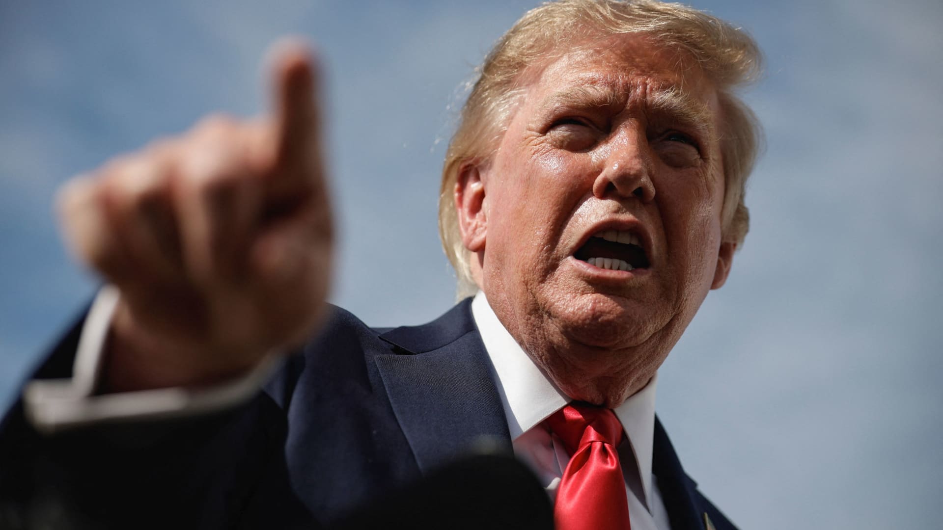 Trump exige una tasa de interés del 1% o menor tras la primera subida de la Fed desde 2023