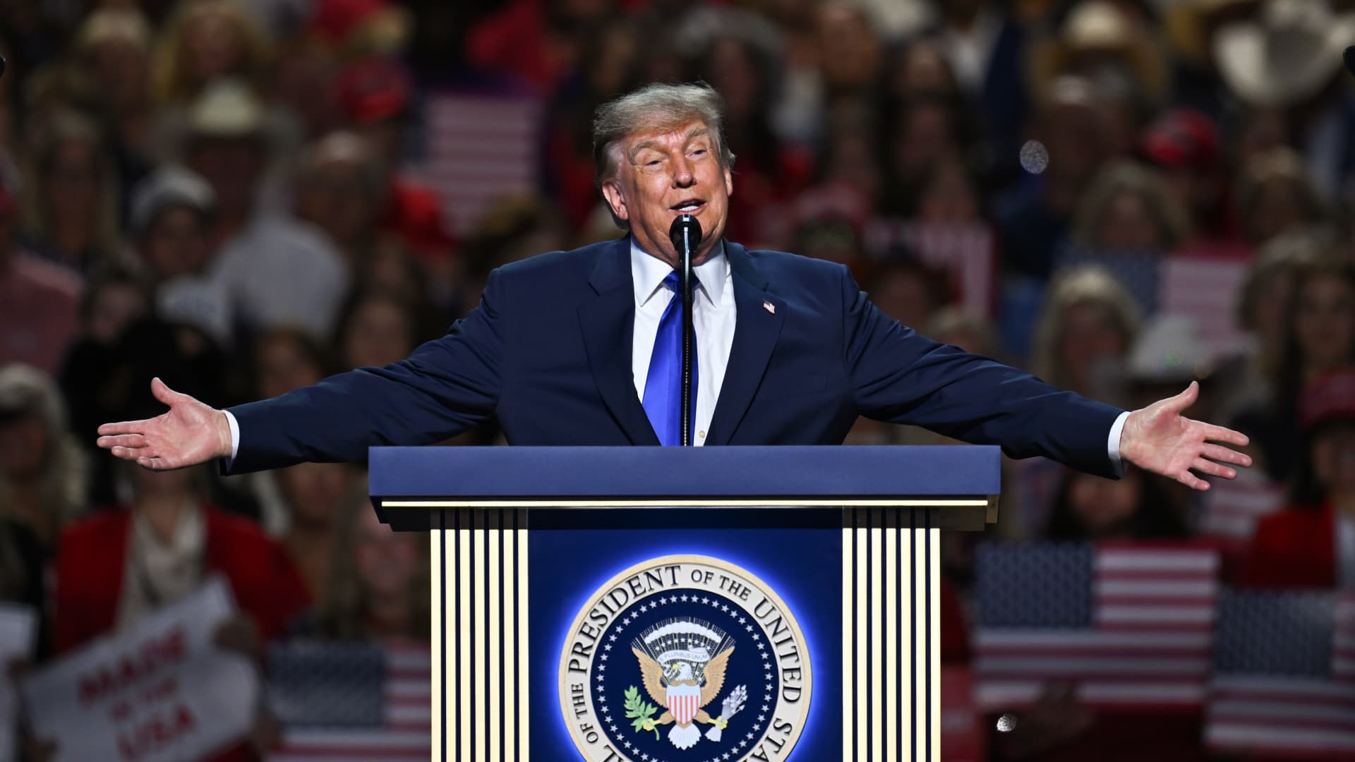 Trump promete un 'dividendo' de 5.000 dólares a los ciudadanos estadounidenses si los republicanos ganan las elecciones de mitad de mandato
