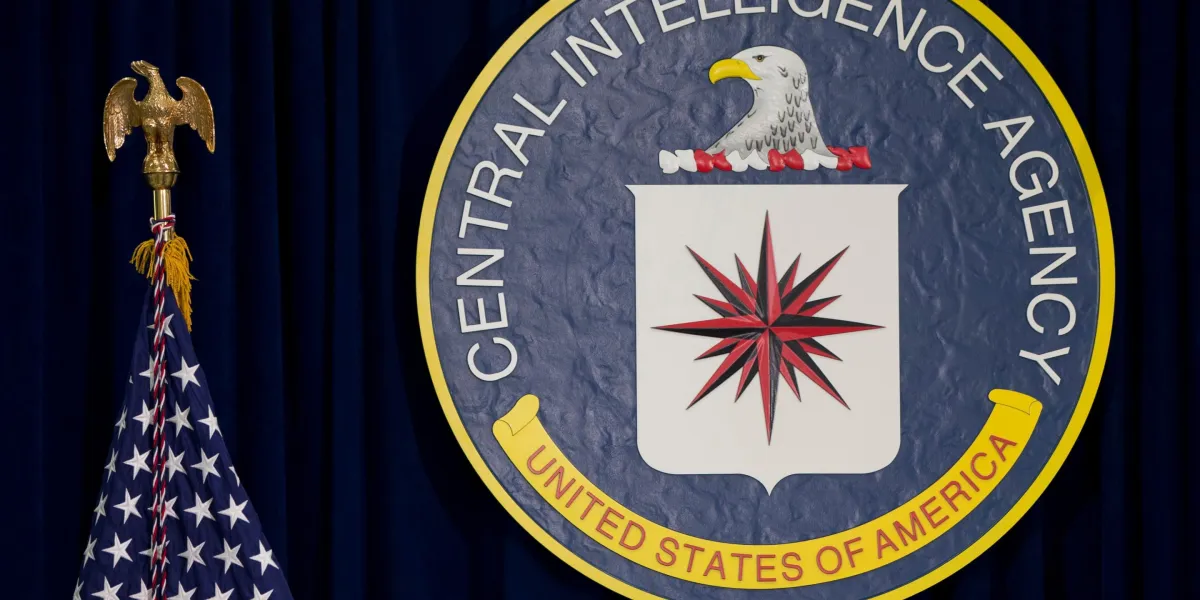 Exfuncionario de la CIA hallado con $40 millones en lingotes de oro por 'gastos relacionados con el trabajo' alcanza un acuerdo de culpabilidad
