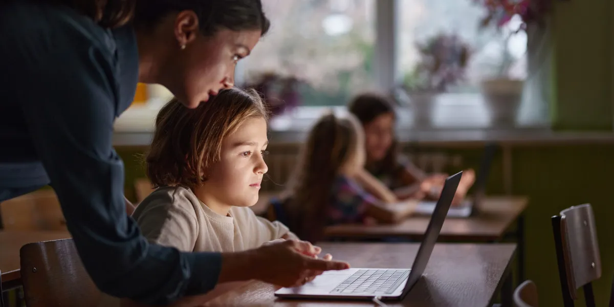 La Fundación Gates gasta 400 millones de dólares en inteligencia artificial en las escuelas. Los profesores emiten una advertencia