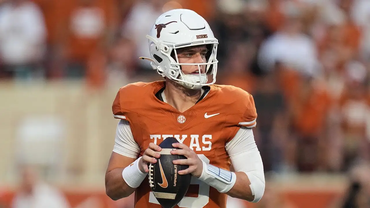 Arch Manning lanza un pase contra UTSA