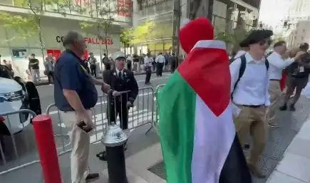 Bombero captado en video increpando a un agitador propalestino disfrazado de Elmo cerca de la Zona Cero el 11-S