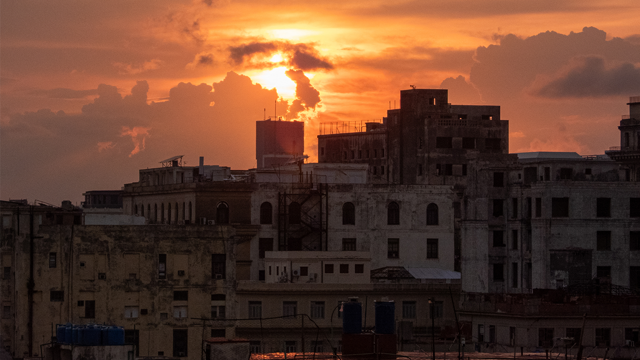 Cuba se sumerge en un apagón total tras un nuevo colapso de la red eléctrica, advierte la Embajada de EE. UU.