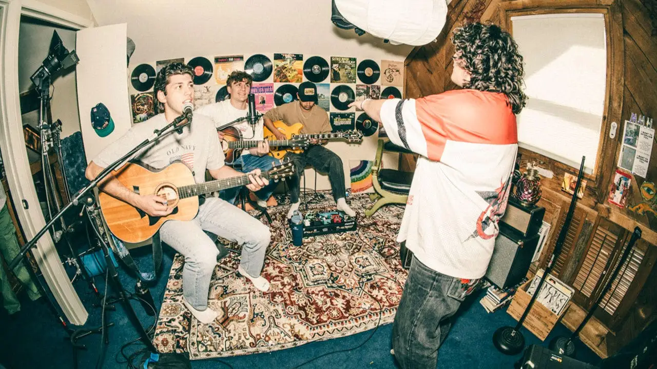 De los sábados de fútbol a los días de semana rutinarios, la música nunca se detiene en esta casa de la UT llena de músicos universitarios