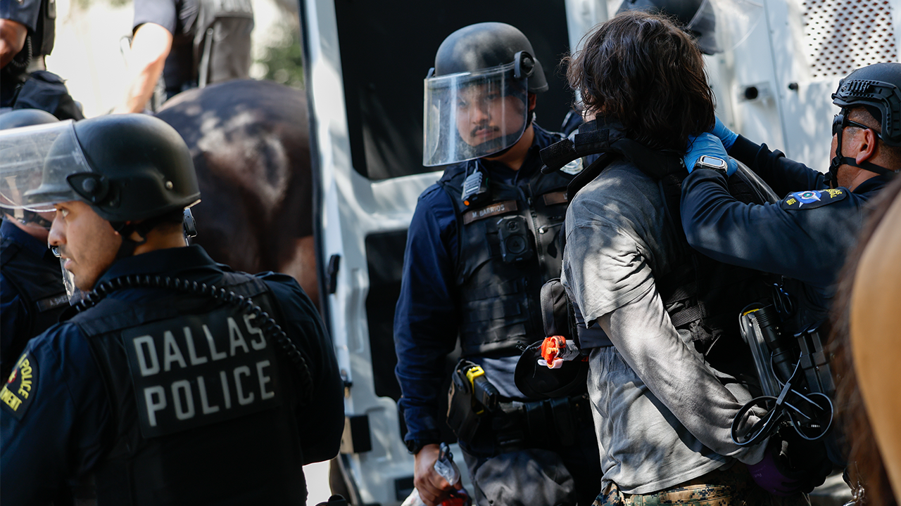 Dos detenidos en protesta socialista anti-Trump tras agresión en el 'punto de entrada más cercano' a la convención del Partido Republicano: policía