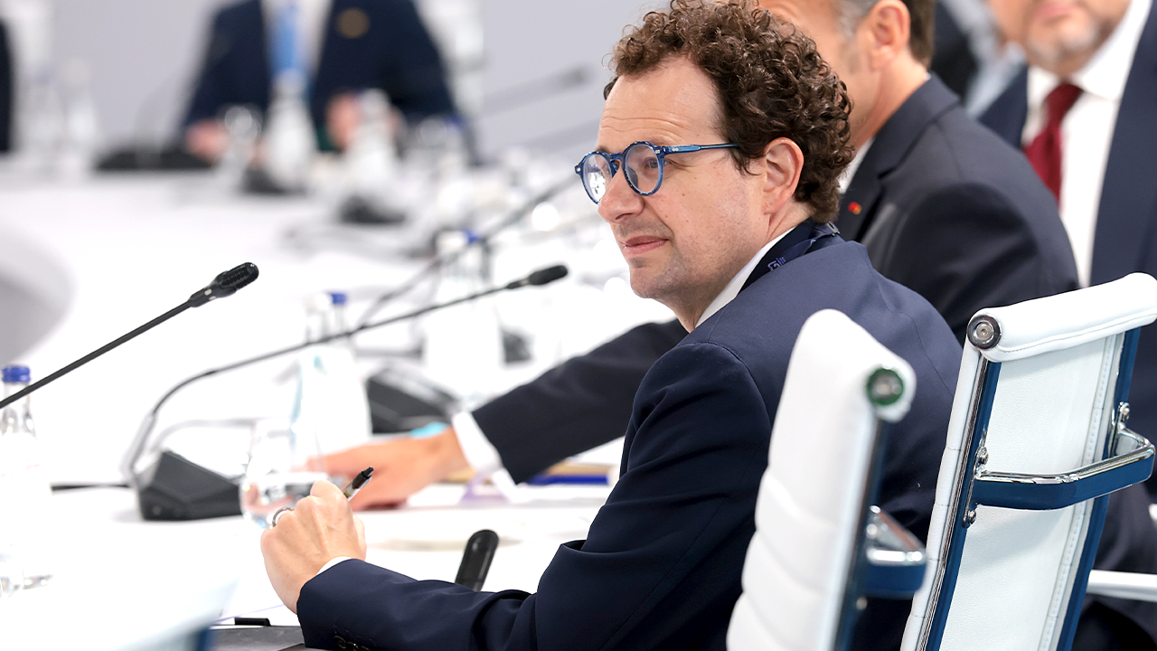 El director ejecutivo de Anthropic compara la pugna de IA con China con la Guerra Fría y pide 'negociaciones de desarme'