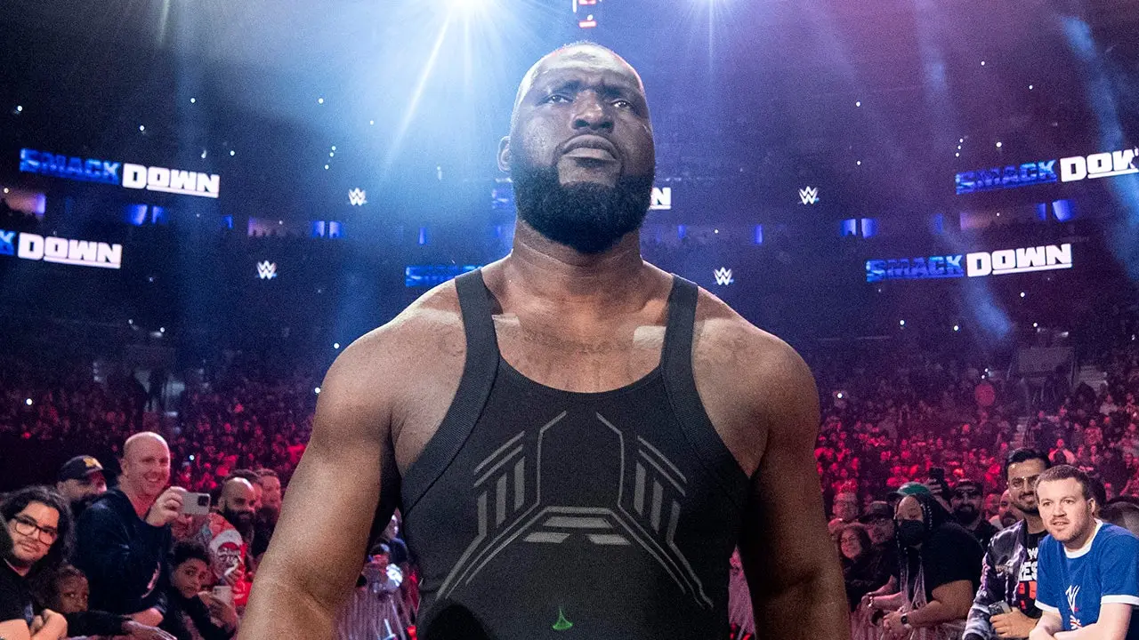 El gigante de la WWE Omos habla de su paso por la AAA y promete darle una paliza a Rey Mysterio en Triplemania 34