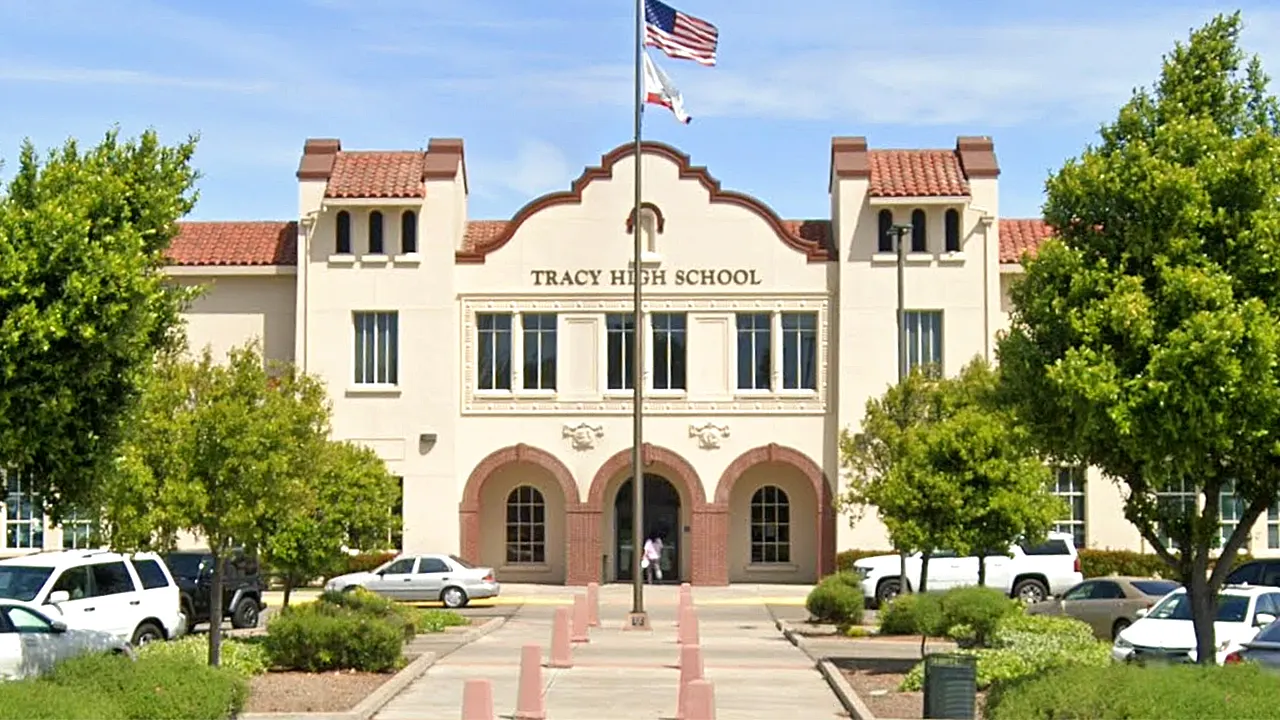 Entrenador de fútbol americano en California es arrestado después de un perturbador hallazgo de estudiantes en la escuela