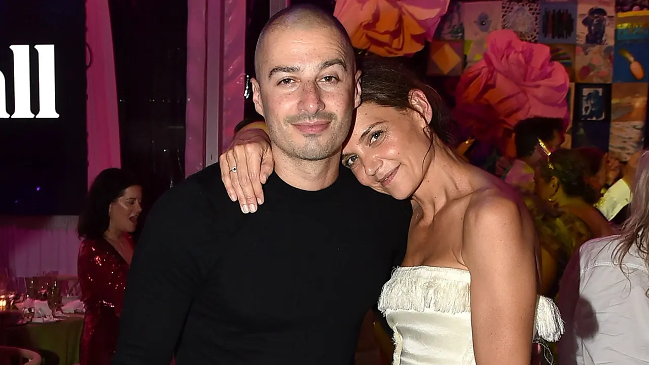 Katie Holmes desumbra en bikini y besa a su novio durante una escapada al Lago de Como