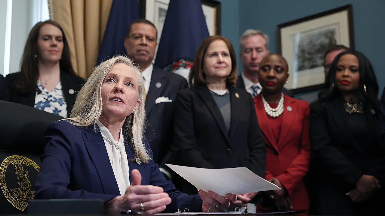 La gobernadora de Virginia, Abigail Spanberger, retira silenciosamente los planes de Youngkin para proteger los deportes femeninos