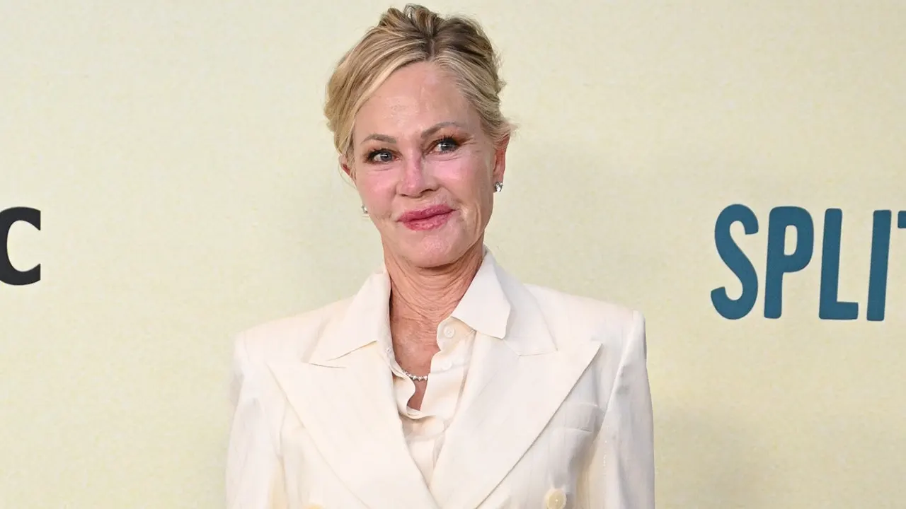 Melanie Griffith desumbra en traje de baño negro durante un retiro de bienestar: 'Sanación y renovación'
