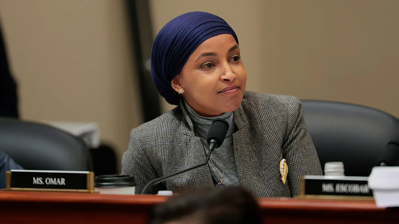 MIRA: Ilhan Omar se niega a hablar sobre redada policial en la casa que su hijo comparte con compañero de piso convicto