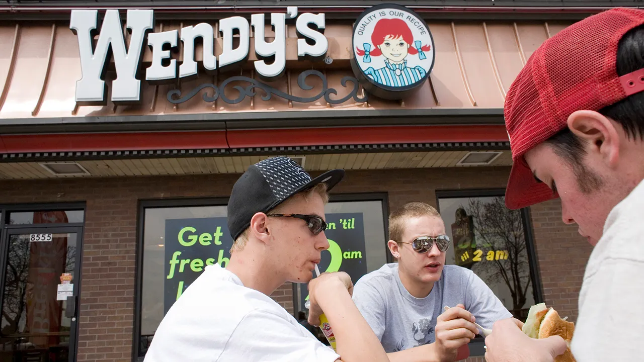 Regresa la monstruosa hamburguesa de Wendy's que desafía a los clientes a devorar 9 carnes en 9 minutos