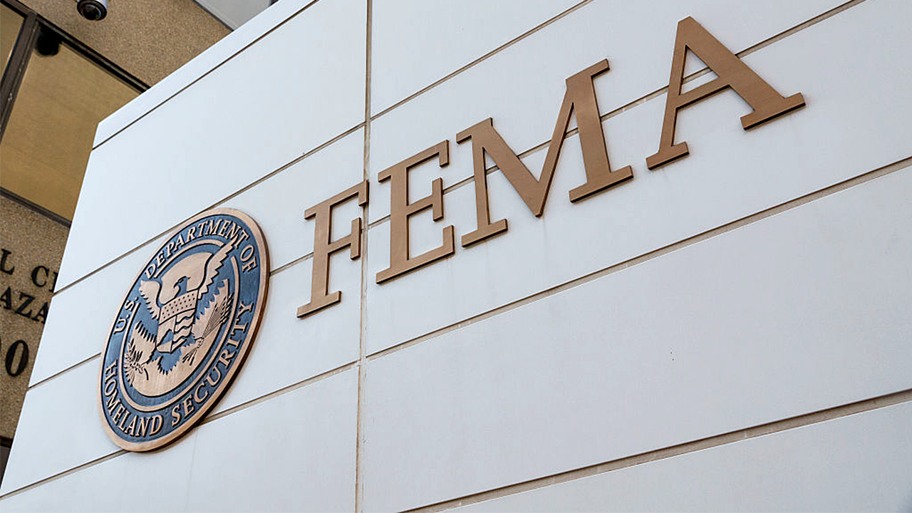 Un juez federal dictamina que el plan de la administración Trump para recortar a la mitad el personal de la FEMA es ilegal