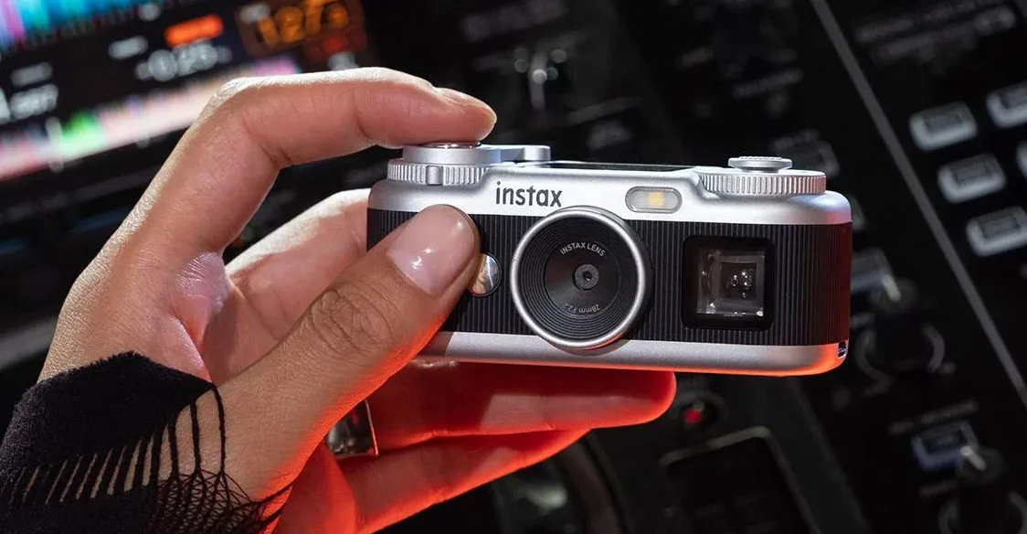 La Instax Pal 2 de Fujifilm es una pequeña cámara digital que promete no decepcionar