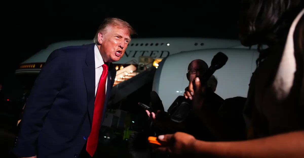 Trump avanza en restricciones a la libertad de expresión con nuevas prohibiciones a periodistas