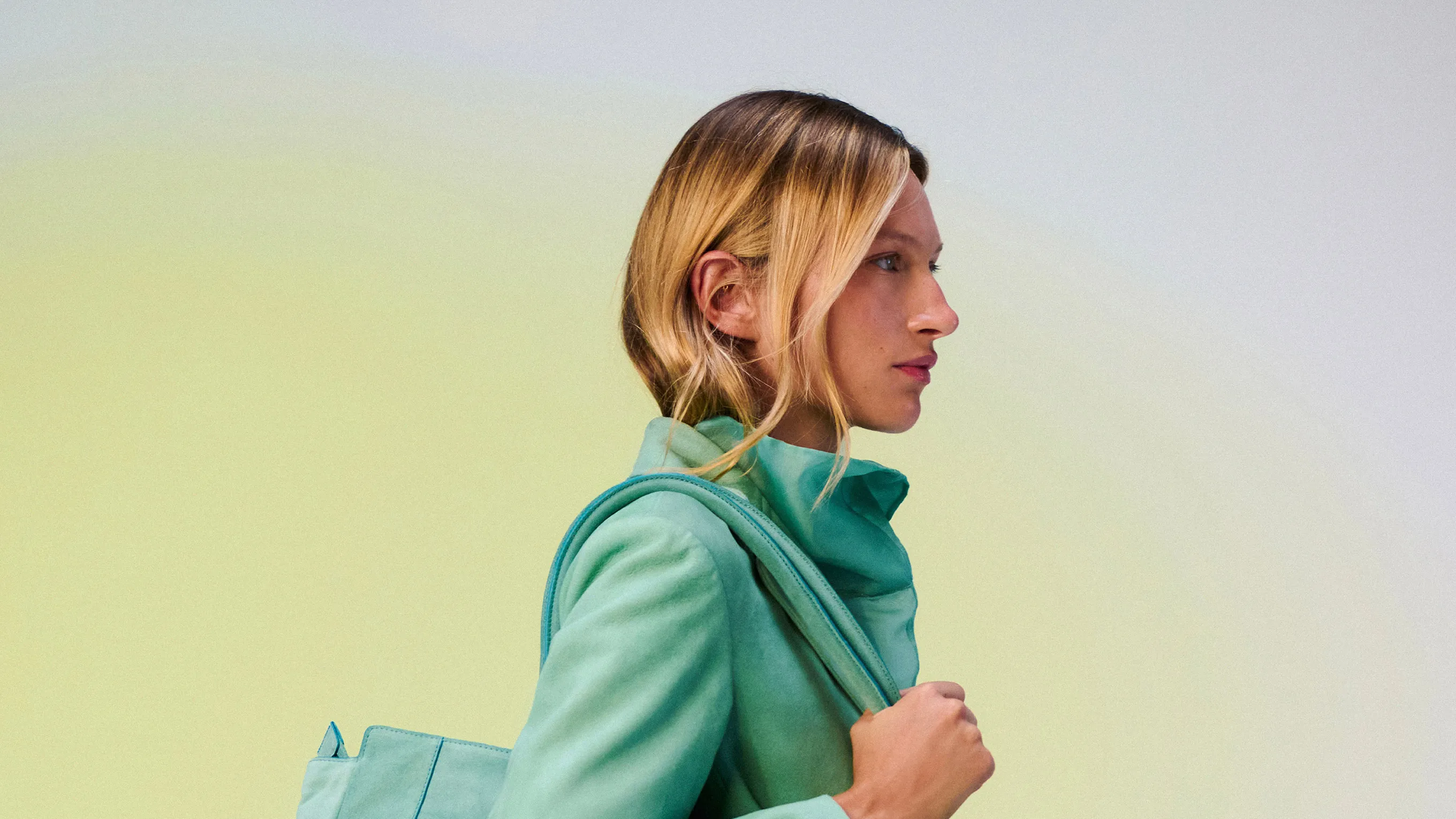 Modelo luciendo un diseño de la colección primavera 2027 de Staud
