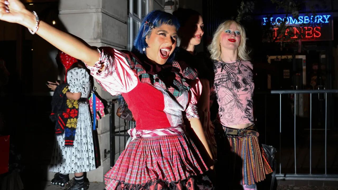 Asistentes a los desfiles de Londres fotografiados por Phil Oh