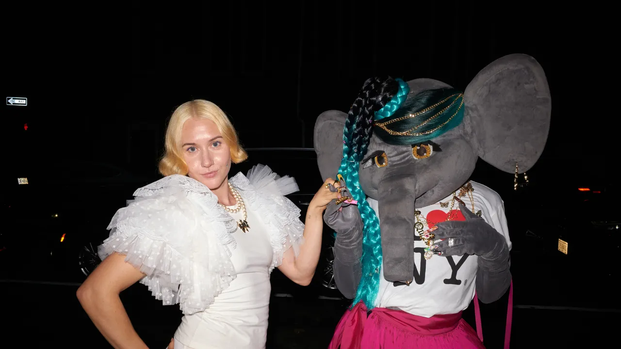 Miss Claire Sullivan celebra cinco años y su nueva camiseta Angel en el Dover Street Market de Nueva York