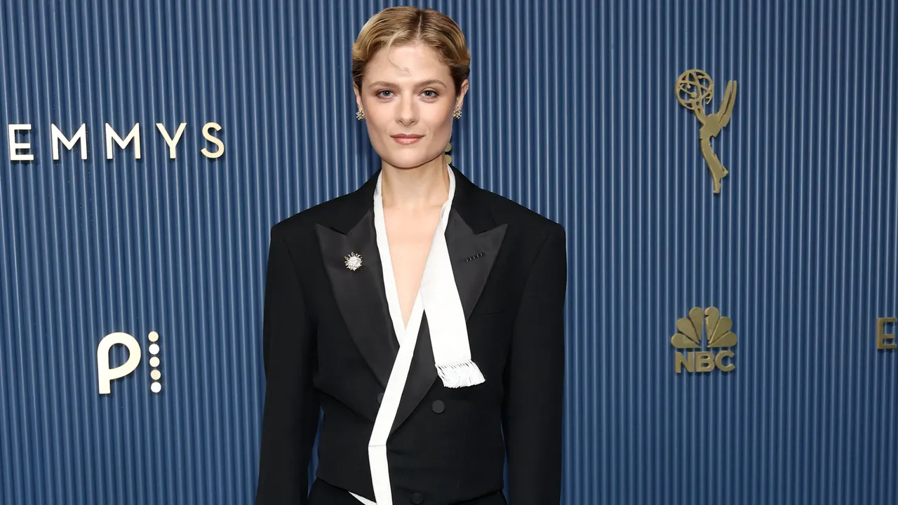 Moda en la alfombra roja de los Emmy 2026: todos los vestidos y atuendos en directo